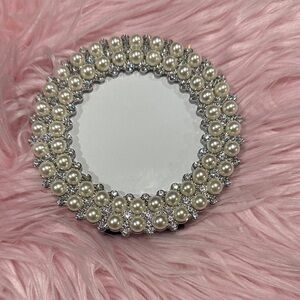 Tahari Pearl and Silver Round Picture Frame